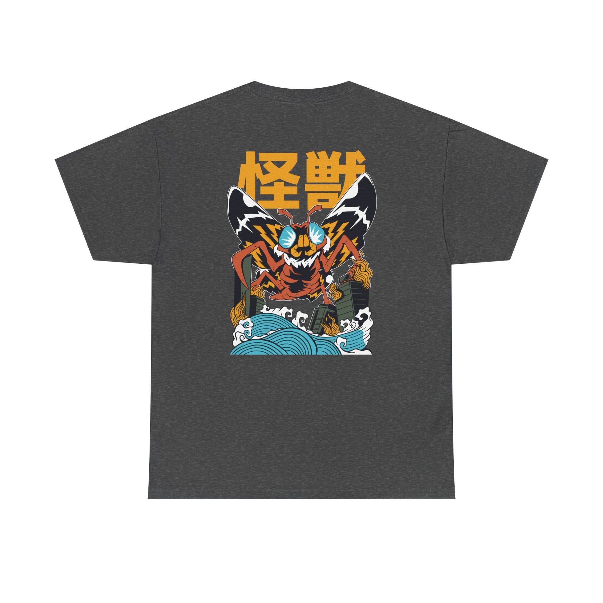 Dunkelgraues T-Shirt mit Backprint: Eine riesige Kaiju-Motte mit gewaltigen Flügeln, flammenden Beinen und japanischen Schriftzeichen zerstört eine Stadt in Comic-artigem Look.