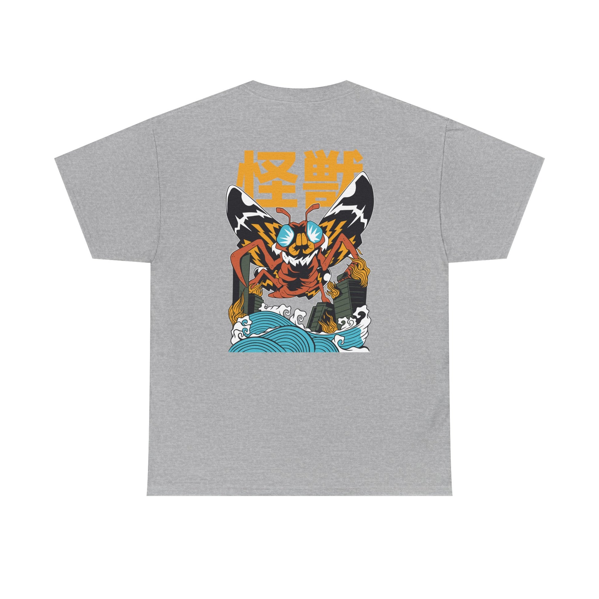 Graues Shirt mit Backprint: Eine gigantische Insekten-Kreatur mit leuchtenden Augen, wuchtigen Flügeln und japanischer Typo „怪獣“ – ein dramatisches Kaiju-Cover auf Textil.