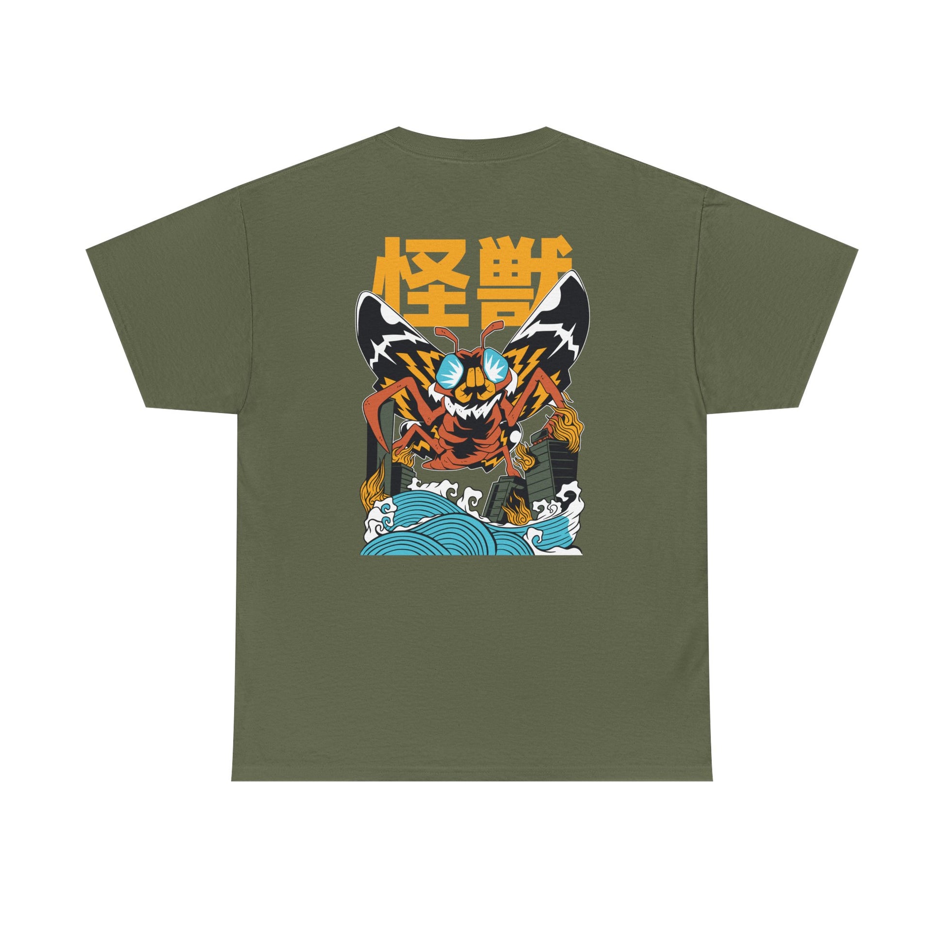 Militärgrünes T-Shirt mit starkem Kaiju-Backprint: Eine Monster-Motte mit Wellen, Flammen und japanischem Schriftzug „怪獣“ – inspiriert von der legendären Mothra, in dynamischer Pose.