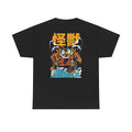 Schwarzes T-Shirt mit Backprint: Eine riesige, bedrohliche Motte im Kaiju-Stil mit leuchtenden Facettenaugen, gespreizten Flügeln und Feuer an den Beinen zerstört eine Stadt. Japanische Schriftzeichen 怪獣 („Kaiju“) dominieren das Design.