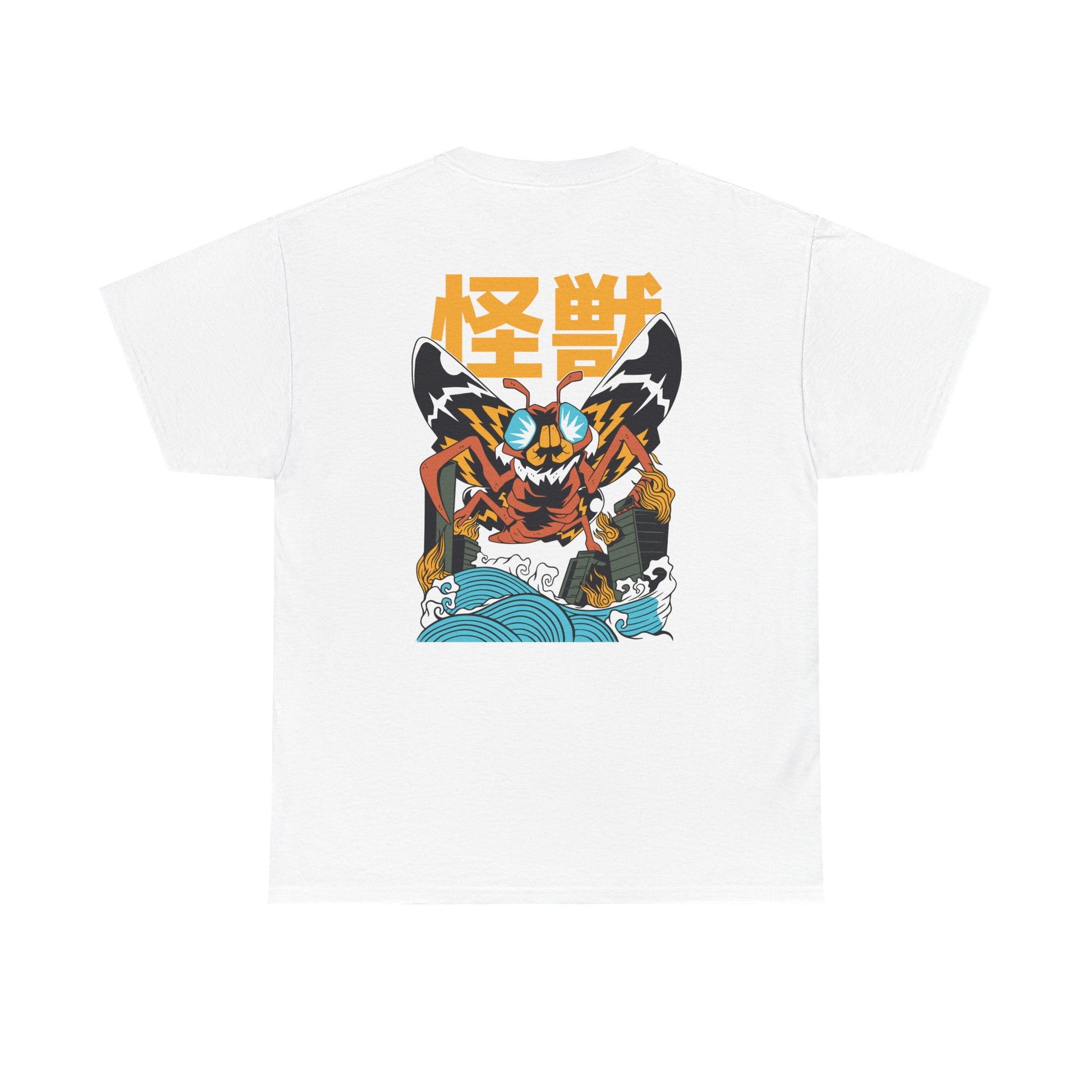 Weißes T-Shirt mit Backprint im Kaiju-Style: Eine mutierte Riesenmotte mit angsteinflößendem Blick und gespreizten Flügeln zerstört Hochhäuser – mit japanischen Flammen, Tsunami-Wellen und Kanji.