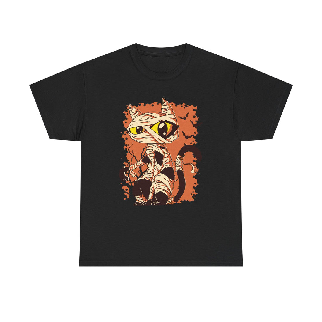 Schwarzes T-Shirt mit Halloween-Design: Eine Comic-Katze als Mumie, mit leuchtend gelben Augen, eingerollt in Binden auf orangefarbenem Hintergrund. Verspielter Grusel-Look – perfekt für Halloween-Fans und Katzenliebhaber:innen.