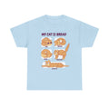 Hellblaues Shirt mit verspieltem Design: Cartoon-Katzen in Form von Gebäcksorten – darunter ein Croissant-Kätzchen und eine Brezel-Pose. Titel: „MY CAT IS BREAD“ – ein humorvolles Visual für Foodies & Cat-Fans.