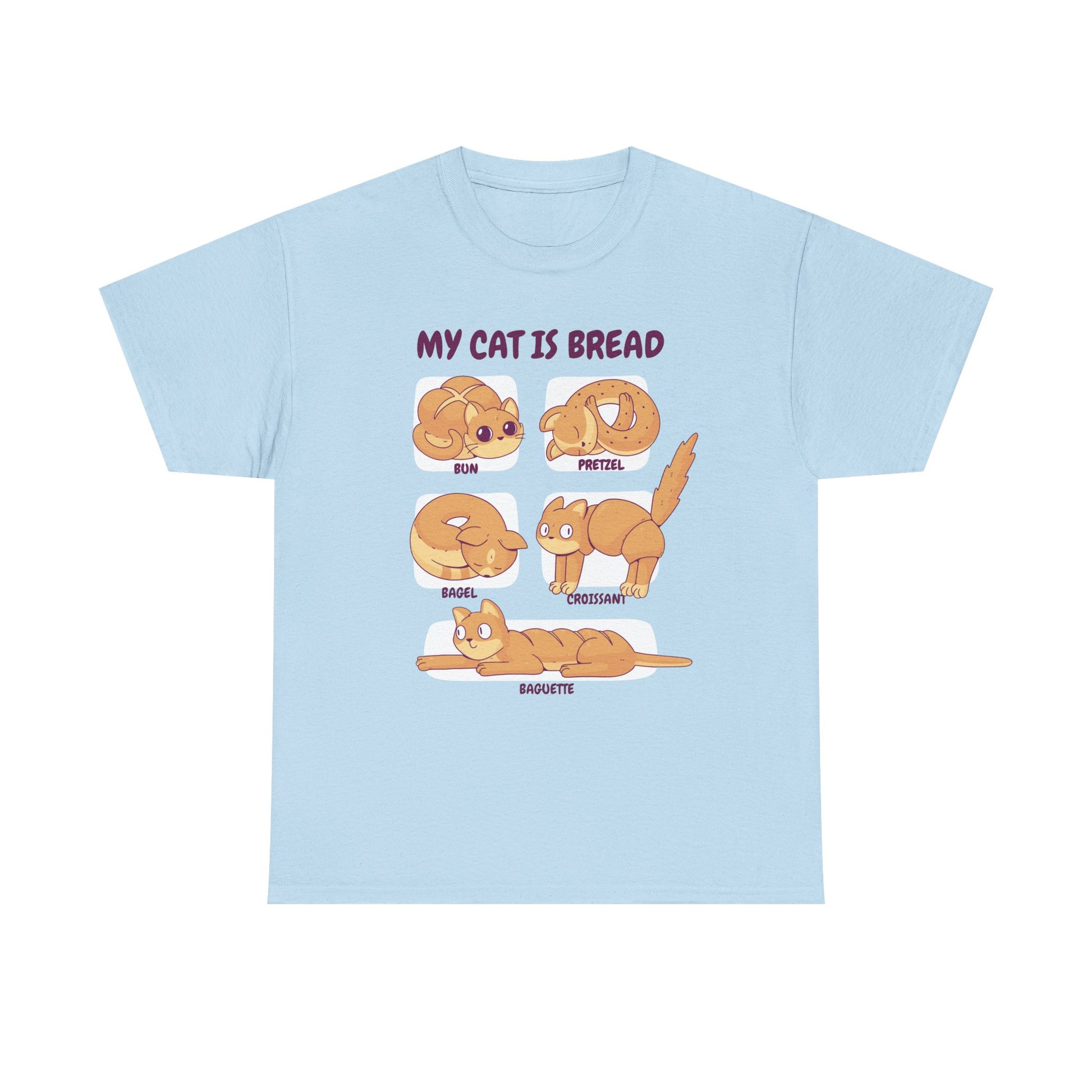 Hellblaues Shirt mit verspieltem Design: Cartoon-Katzen in Form von Gebäcksorten – darunter ein Croissant-Kätzchen und eine Brezel-Pose. Titel: „MY CAT IS BREAD“ – ein humorvolles Visual für Foodies & Cat-Fans.