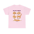 Hellpinkes T-Shirt mit niedlichem Cartoon-Design: Katzen als Brötchen, Croissant, Bagel und mehr – mit der Aufschrift „MY CAT IS BREAD“. Ein liebenswertes Motiv für Cat Moms und Breakfast Queens.
