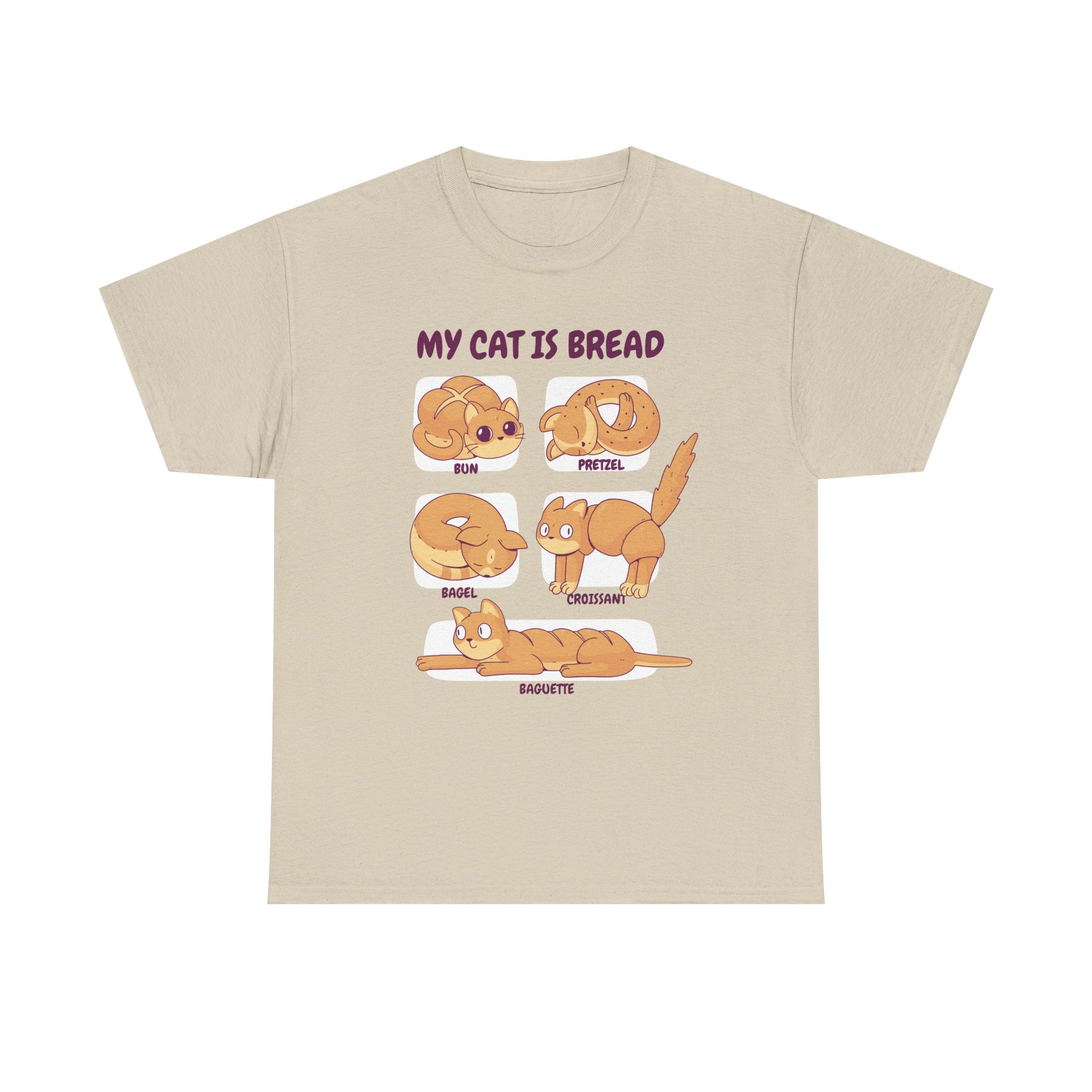 Sandfarbenes T-Shirt mit Frontdesign: Katzen als Gebäcksorten wie Bagel, Baguette und Pretzel – liebevoll gezeichnet mit dem Text „MY CAT IS BREAD“ in lila Lettern. Perfekt für Tierliebhaber mit Appetit auf Humor.