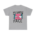 Graues T-Shirt mit pink-blauem Katzenkopf und sarkastischem Spruch „MY HAPPY FACE“. Der ausdruckslose Blick der Katze sorgt für visuelles Augenzwinkern – perfekt für Grumpy-Momente.