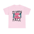 Hellpinkes Shirt mit satirischem Katzendesign: Ein pink-blauer Katzenkopf schaut grimmig – begleitet vom Text „MY HAPPY FACE“. Ein perfektes Anti-Smile-Shirt in poppiger Farbe.