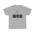 Graues T-Shirt mit schlafender Katze als Frontmotiv: Die müde Katze ruht auf dem Schriftzug „NAPSTAR“, ergänzt durch dezente Zzz-Linien – für alle, die gerne Pause drücken.