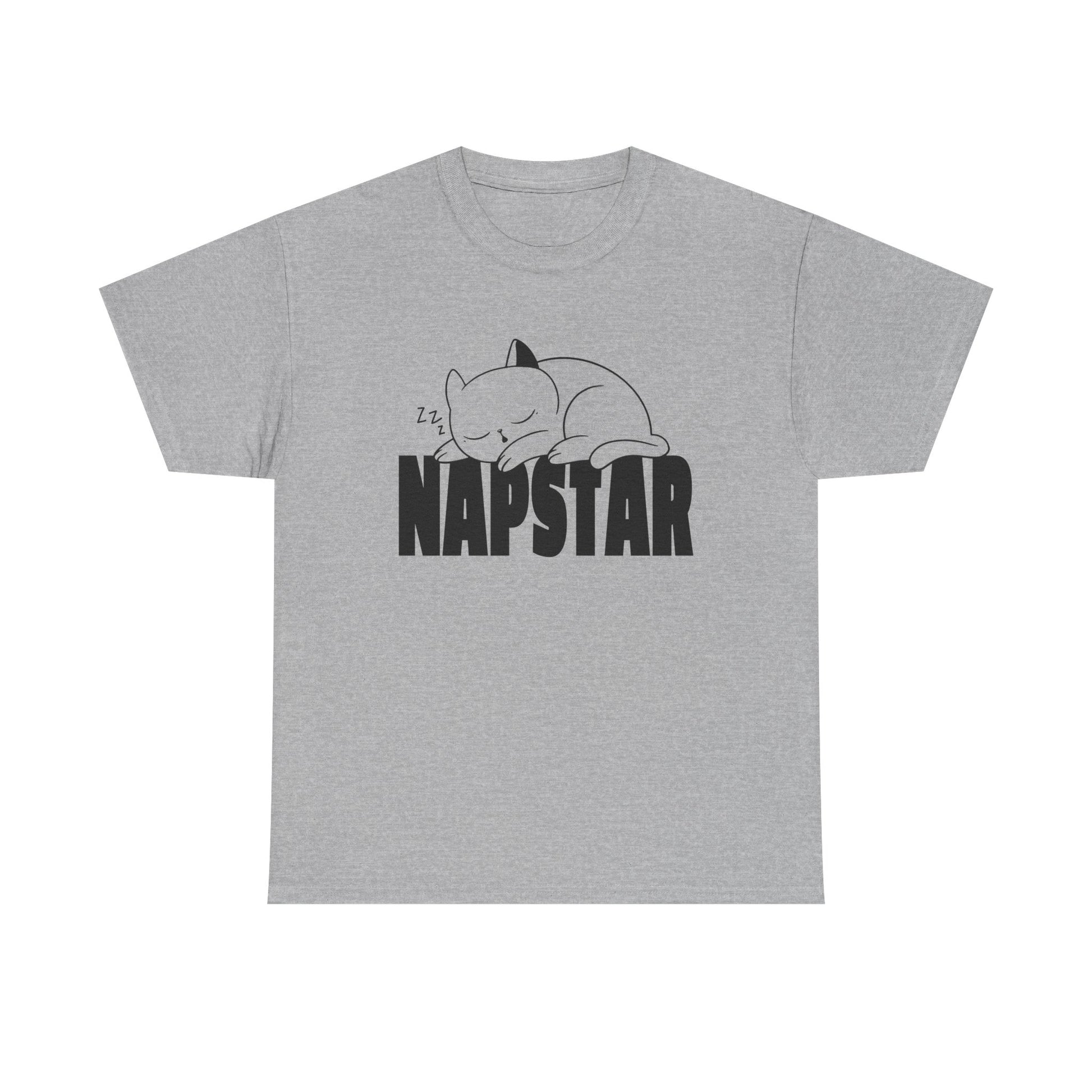 Graues T-Shirt mit schlafender Katze als Frontmotiv: Die müde Katze ruht auf dem Schriftzug „NAPSTAR“, ergänzt durch dezente Zzz-Linien – für alle, die gerne Pause drücken.