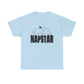 Hellblaues Shirt mit süßem Schlafkatzen-Motiv: Die Katze liegt auf dem Wort „NAPSTAR“ und versprüht Ruhe & Niedlichkeit – ideal für Tagträumer und entspannte Seelen.
