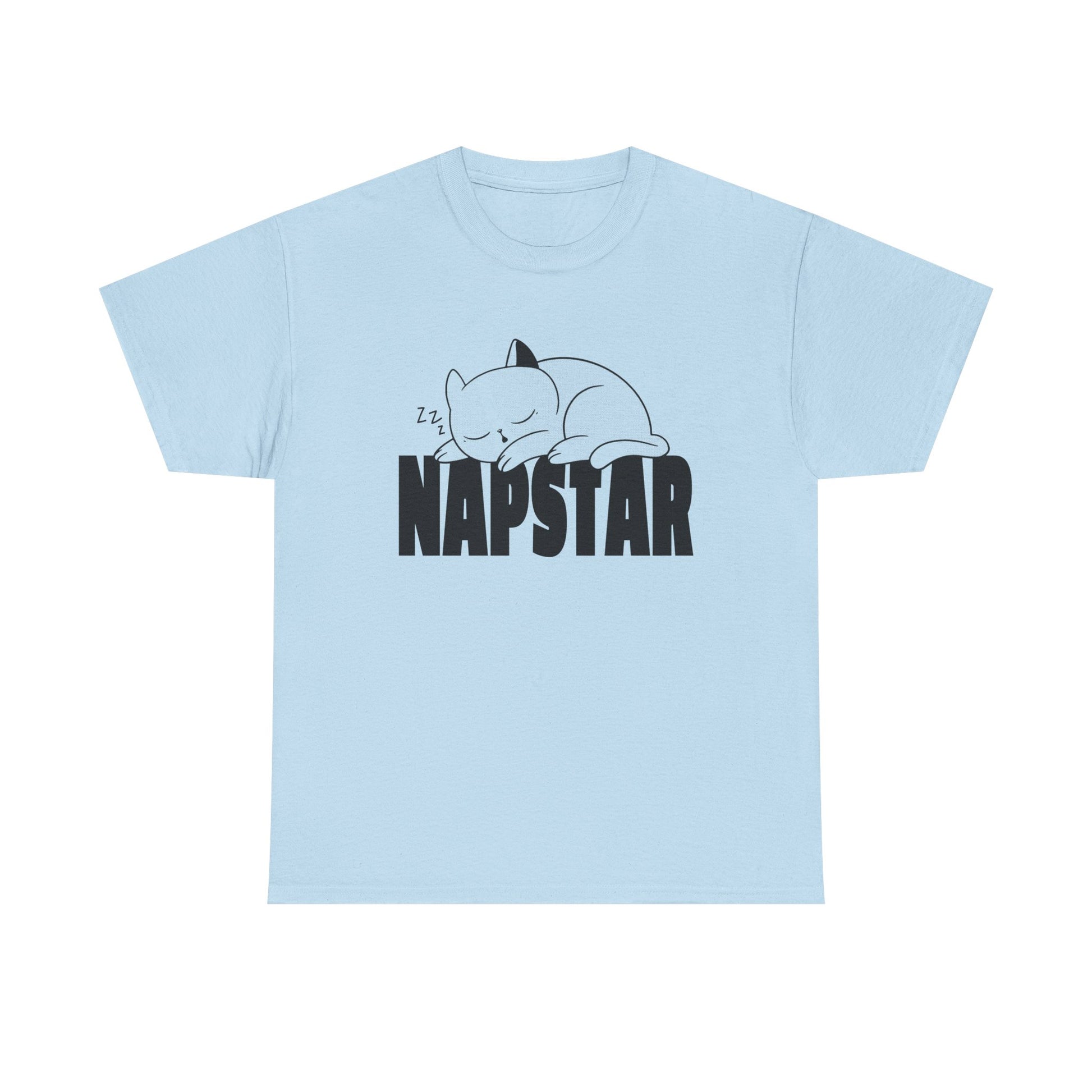 Hellblaues Shirt mit süßem Schlafkatzen-Motiv: Die Katze liegt auf dem Wort „NAPSTAR“ und versprüht Ruhe & Niedlichkeit – ideal für Tagträumer und entspannte Seelen.
