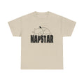 Sandfarbenes Shirt mit cleverem „NAPSTAR“-Motiv: Eine Katze schläft quer über die Typo, begleitet von schnarchenden Zzz – perfekt für Fans der horizontalen Lebensart.