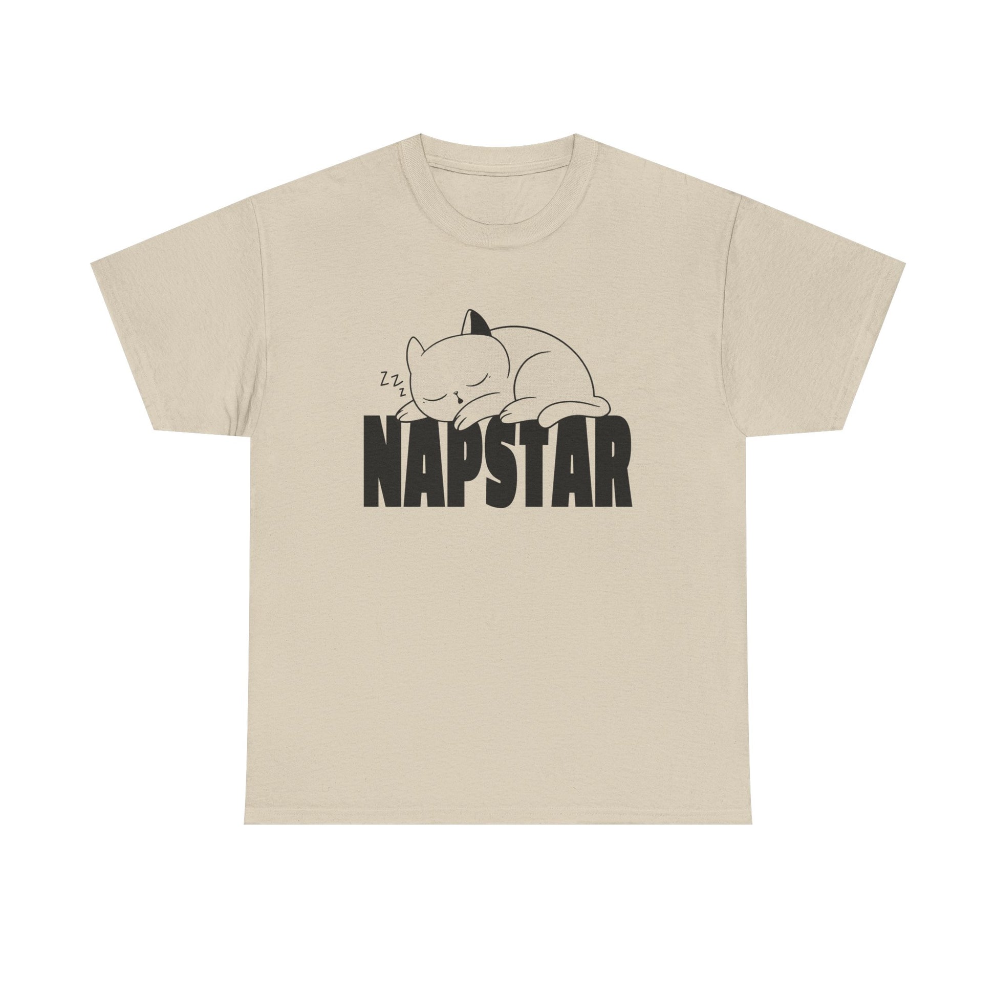 Sandfarbenes Shirt mit cleverem „NAPSTAR“-Motiv: Eine Katze schläft quer über die Typo, begleitet von schnarchenden Zzz – perfekt für Fans der horizontalen Lebensart.