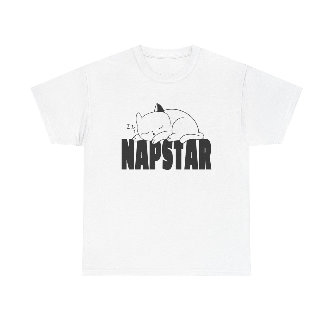 Weißes T-Shirt mit Frontdesign: Eine schlafende Katze liegt entspannt auf dem fetten, schwarzen Schriftzug „NAPSTAR“. Zzz-Symbole verstärken das gemütliche Motiv – ein Must-have für alle Schlafliebhaber und Chill-Katzen.