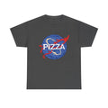 Dunkelgraues T Shirt mit galaktisch witzigem Design. Das Frontmotiv stellt eine Pizza als Planet dar mit roter Sauce als Umlaufbahn, inspiriert vom NASA Logo.
