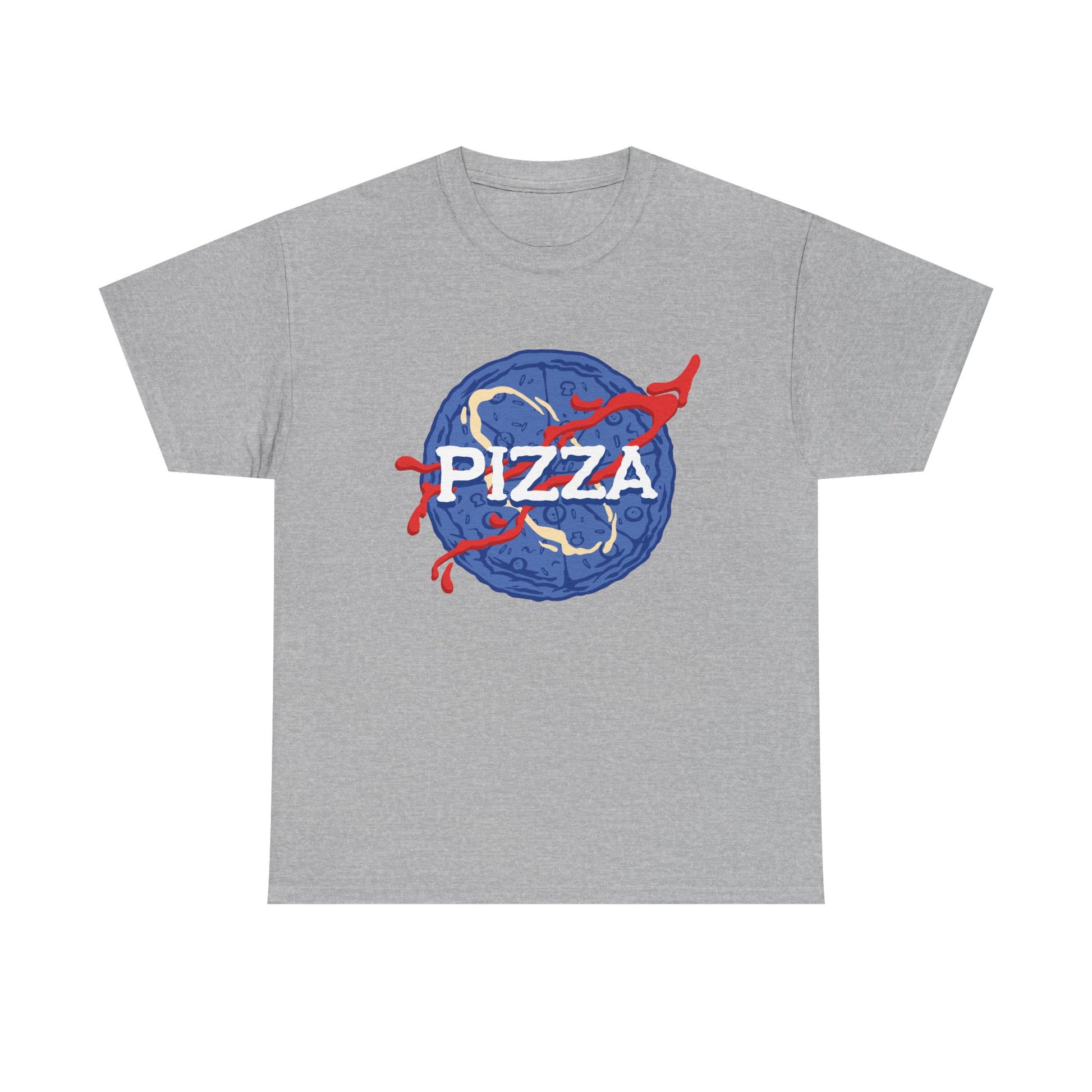 Graues T Shirt mit Comicmotiv einer Pizza im NASA Stil. Die blaue Scheibe mit weißem Schriftzug Pizza und roten Linien spielt auf Raumfahrtlogos an.