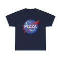 Marineblaues Shirt mit kultigem Pizza Frontprint. Das berühmte NASA Design wird durch eine blaue Pizza mit roten Bahnen und dem Schriftzug Pizza ersetzt.