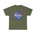 Militärgrünes T Shirt mit kreativem Pizzadesign im NASA Look. Blaue runde Pizza mit Soßenstreifen und großem weißen Schriftzug Pizza.