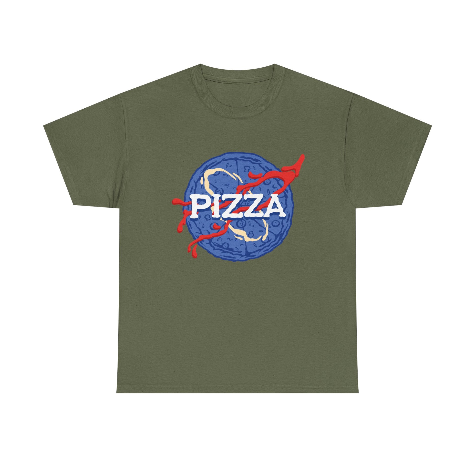Militärgrünes T Shirt mit kreativem Pizzadesign im NASA Look. Blaue runde Pizza mit Soßenstreifen und großem weißen Schriftzug Pizza.