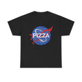 Schwarzes Unisex T Shirt mit lustigem Frontdesign. Das NASA Logo wurde humorvoll mit einer runden Pizza parodiert, inklusive roter Sauce als Umlaufbahn.