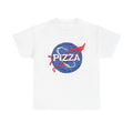 Weißes T Shirt mit Weltraumparodie. Die klassische NASA Grafik wurde durch ein blaues Pizzamotiv mit Soßenbahn und dem Wort Pizza kreativ ersetzt.