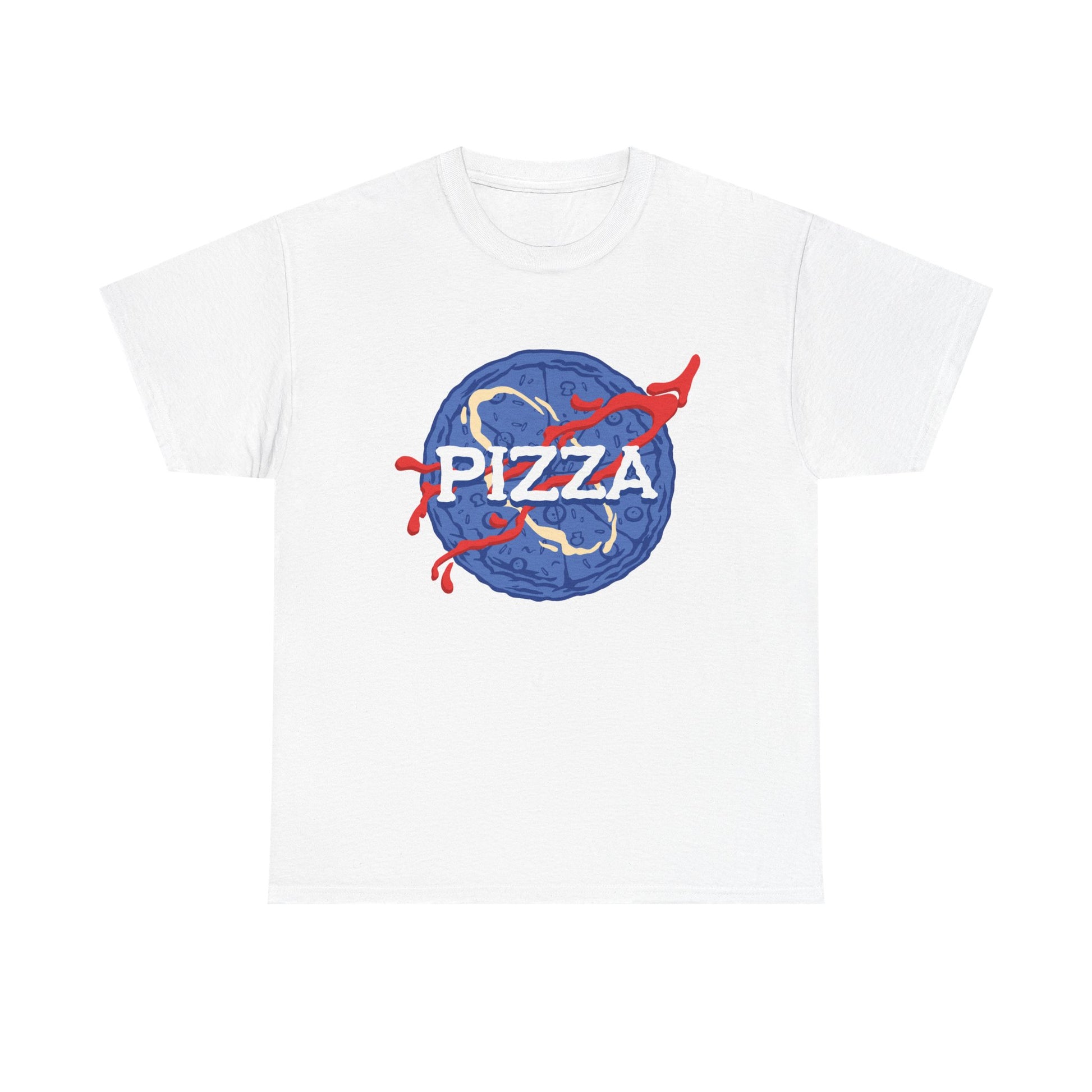 Weißes T Shirt mit Weltraumparodie. Die klassische NASA Grafik wurde durch ein blaues Pizzamotiv mit Soßenbahn und dem Wort Pizza kreativ ersetzt.