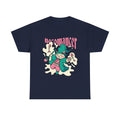 Marineblaues T-Shirt mit süßer Zauberkatze im Cartoon-Stil. Fischgräten und der Schriftzug „Necomancer“ in Pink machen das Design magisch und modern.