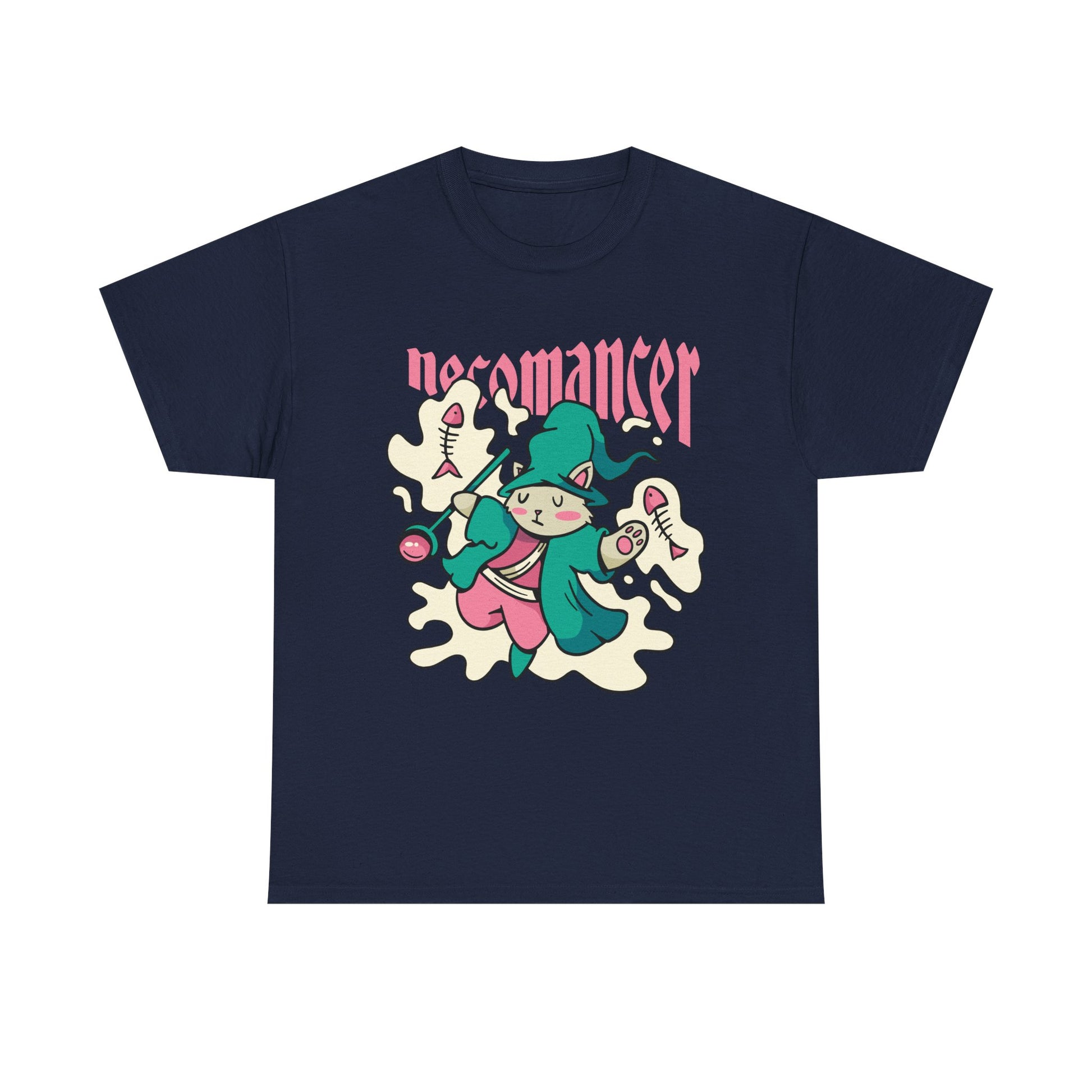Marineblaues T-Shirt mit süßer Zauberkatze im Cartoon-Stil. Fischgräten und der Schriftzug „Necomancer“ in Pink machen das Design magisch und modern.