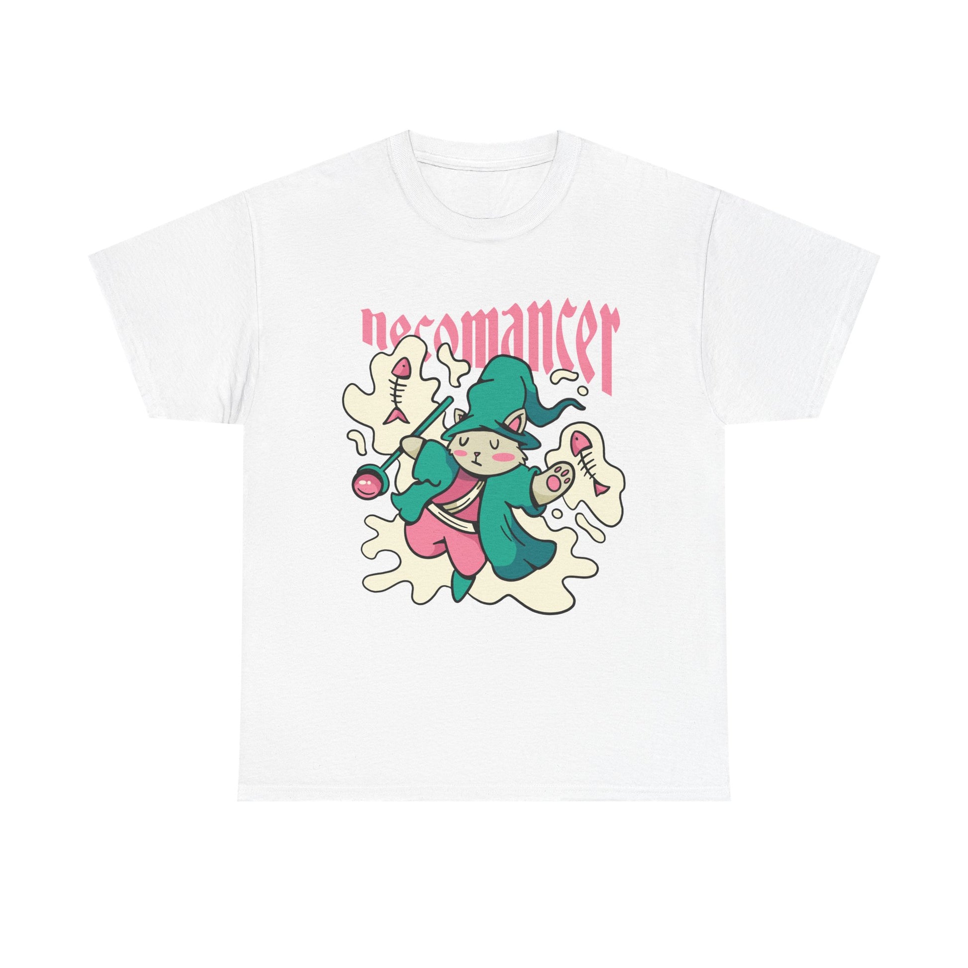 Weißes T-Shirt mit bunter Zauberkatze, umgeben von Fischgräten-Zauber und rosa Schrift „Necomancer“. Lustiger, verspielter Look für Katzenfans.