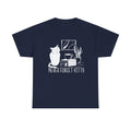 Marineblaues T-Shirt mit ruhigem Katzenmotiv: Katze sitzt zwischen Büchern, Pflanze und Tasse. Weißer Druck mit dem Text „Never forget kitty“ – dezent und gemütlich.