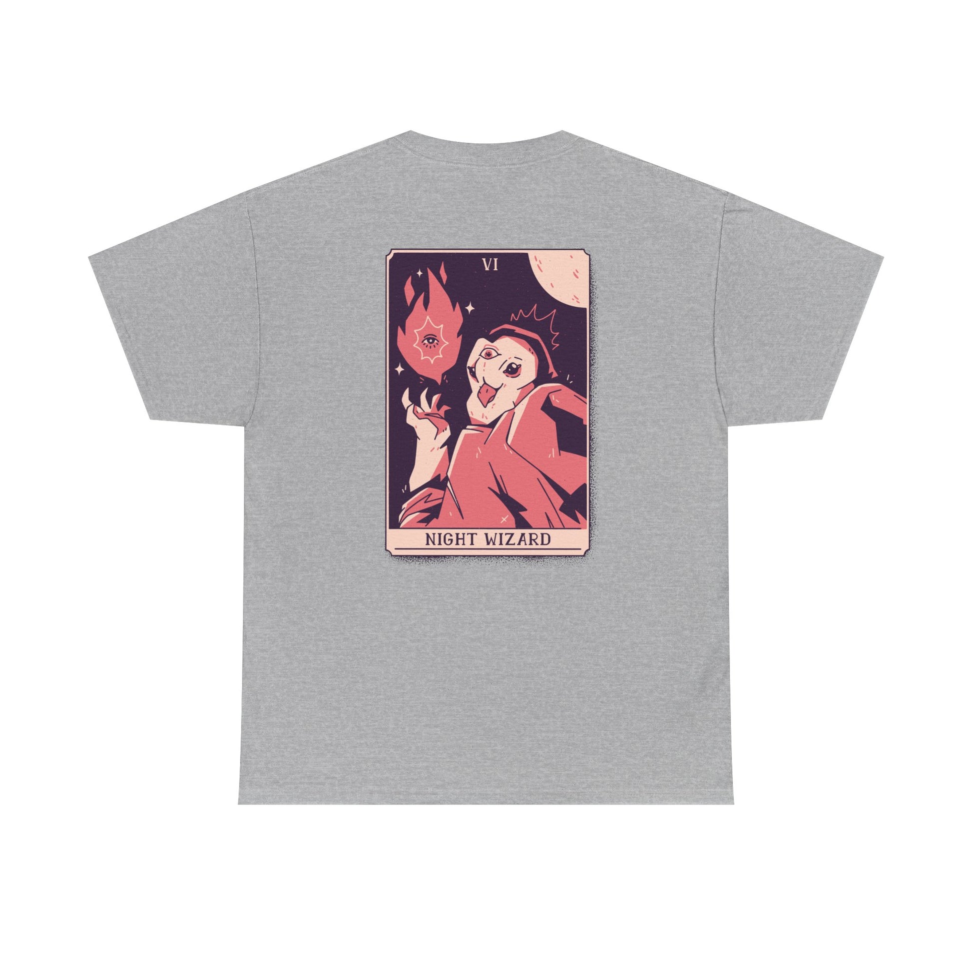 Graues Shirt mit detailreichem Tarotkartenmotiv: Nachtzauberer mit Eulengesicht in rotem Gewand und magischer Sphäre.