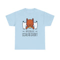Hellblaues T-Shirt mit verträumter Katze: Die niedliche Schlafmütze liegt gebettet zwischen Kissen mit der Aufschrift „OFFIZIELLES SCHLAFSHIRT“. Perfekt für Fans von Gemütlichkeit & Katzennächten.