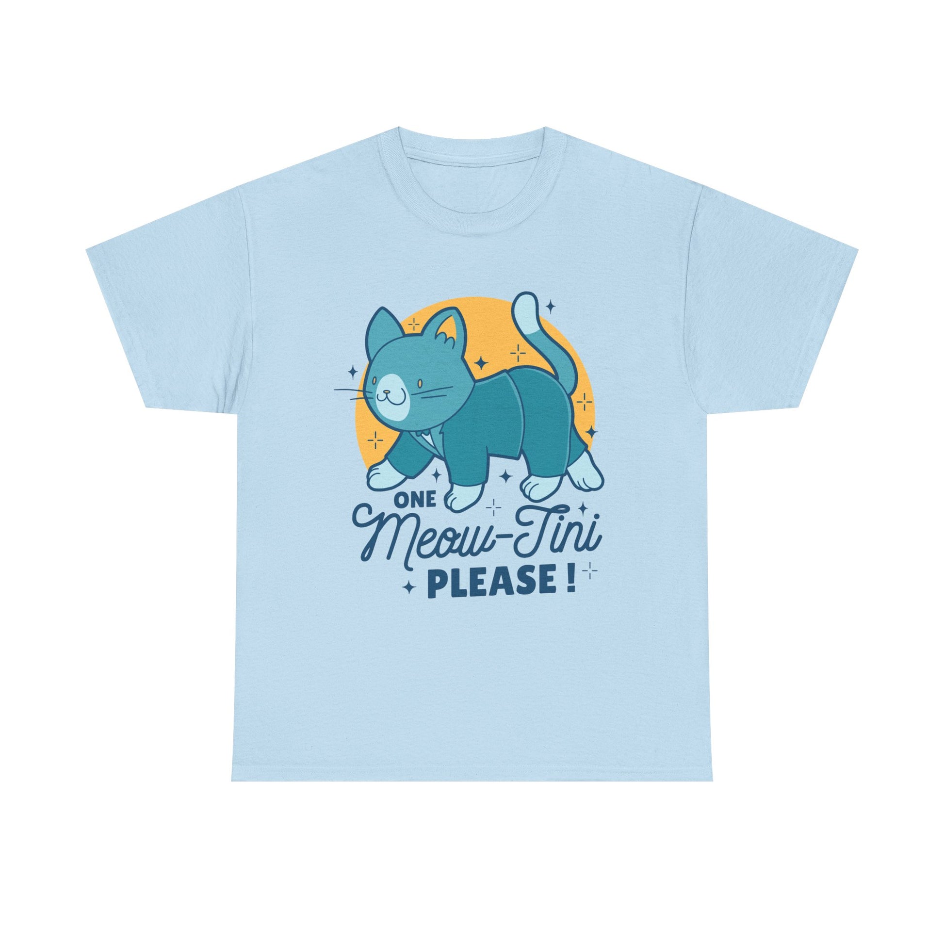 Hellblaues Shirt mit verspieltem Design: Eine leuchtend blaue Katze steht vor kreisrundem Sonnenhintergrund – begleitet von der Aufschrift „One Meow-Tini Please!“ – charmant, frech & funkelnd.