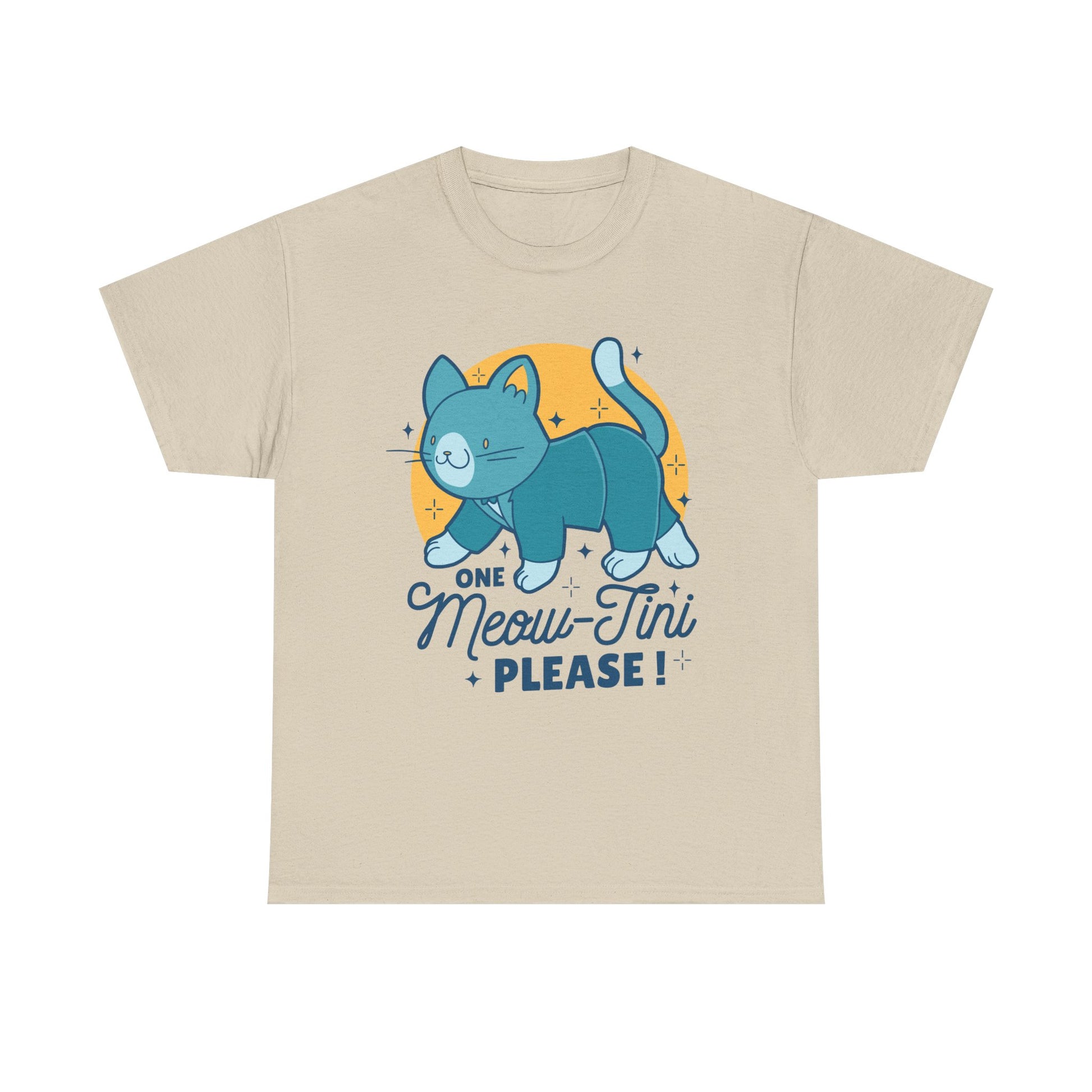 Sandfarbenes T-Shirt mit sommerlichem Vibe: Eine türkisfarbene Katze im Retro-Look schreitet charmant über den Print „One Meow-Tini Please!“ – ideal für entspannte Strandtage oder Katzenpartys.