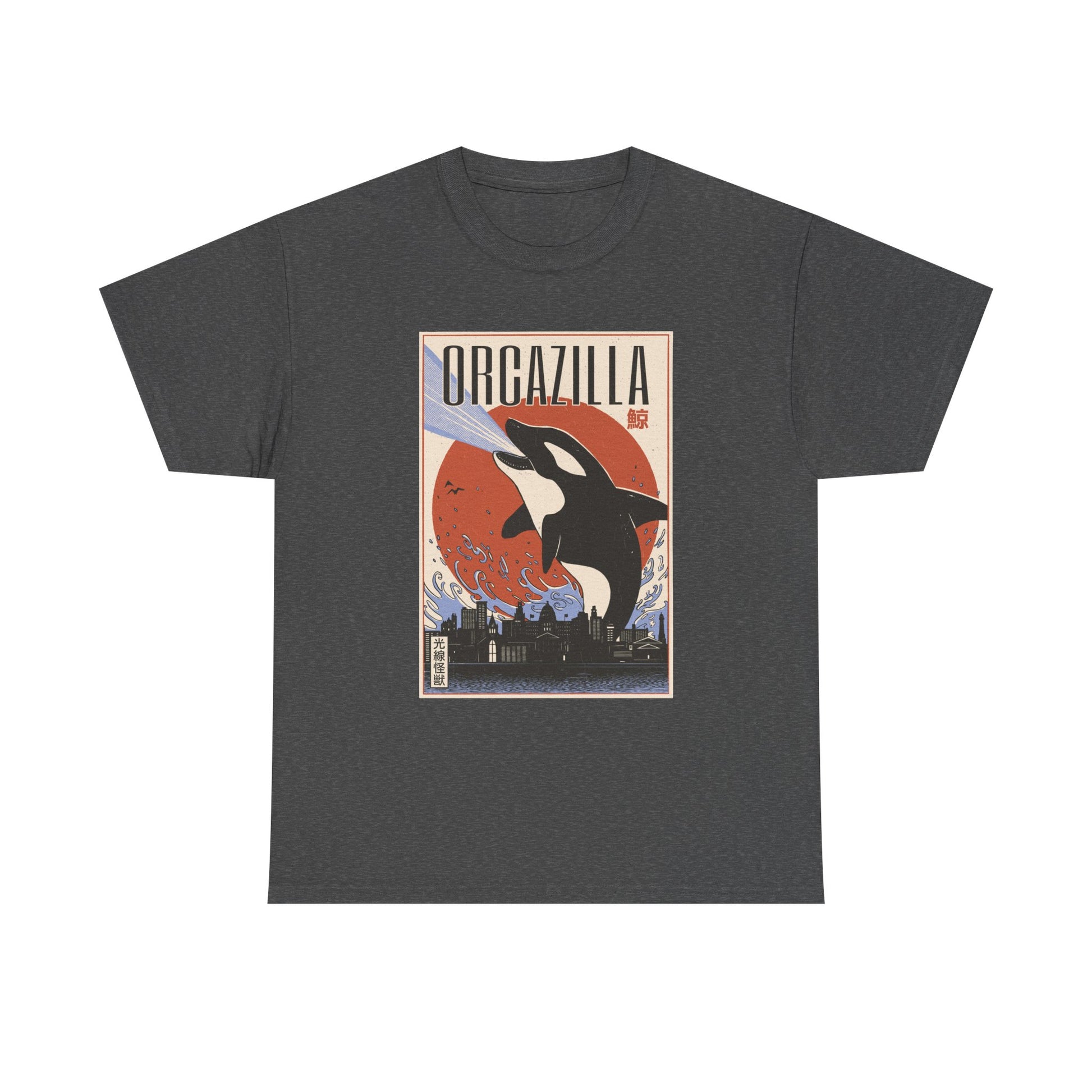 Dunkelgraues Shirt mit Retro-Movie-Art: Ein Orca speit Laserstrahlen über eine Skyline. „Orcazilla“ steht für die tierische Version des Godzilla-Mythos.
