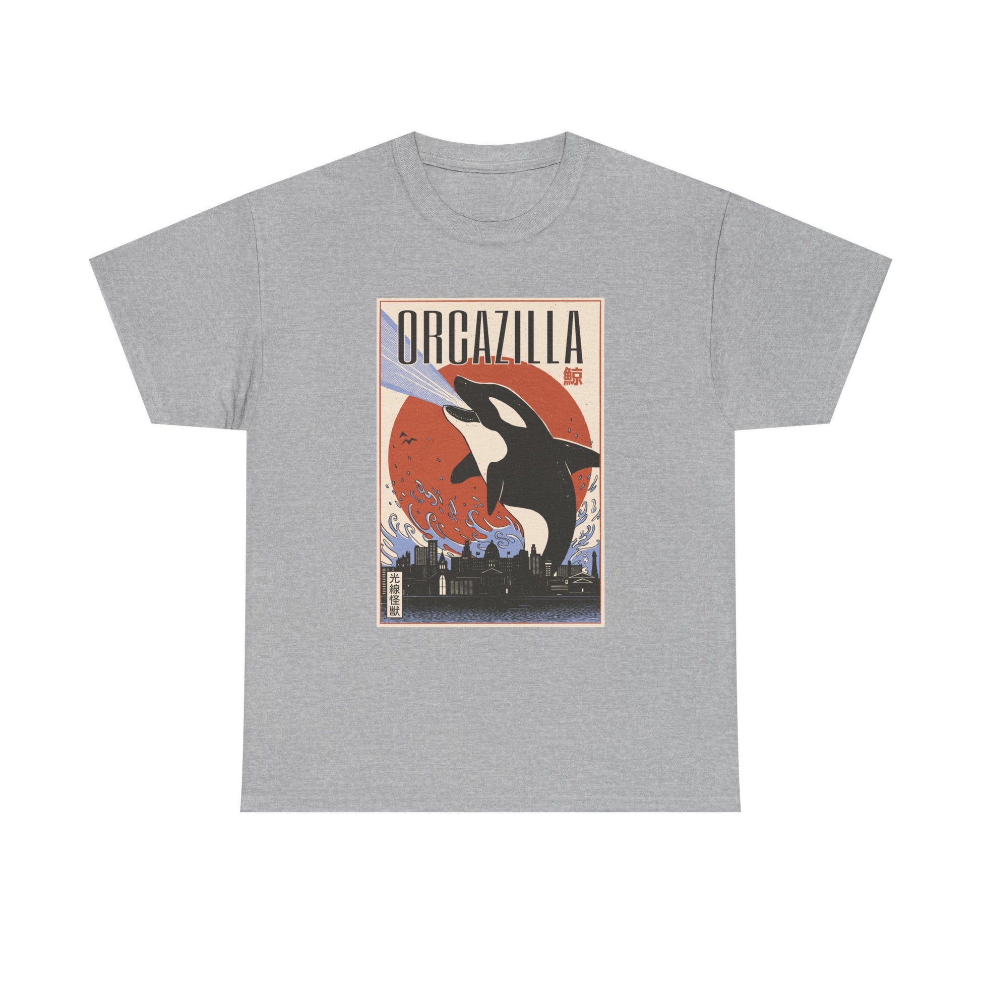 Graues Shirt mit Posterdesign eines gigantischen Orcas in Godzilla-Manier. Japanischer Schriftzug und dramatische Szene mit Wellen und Flammen.