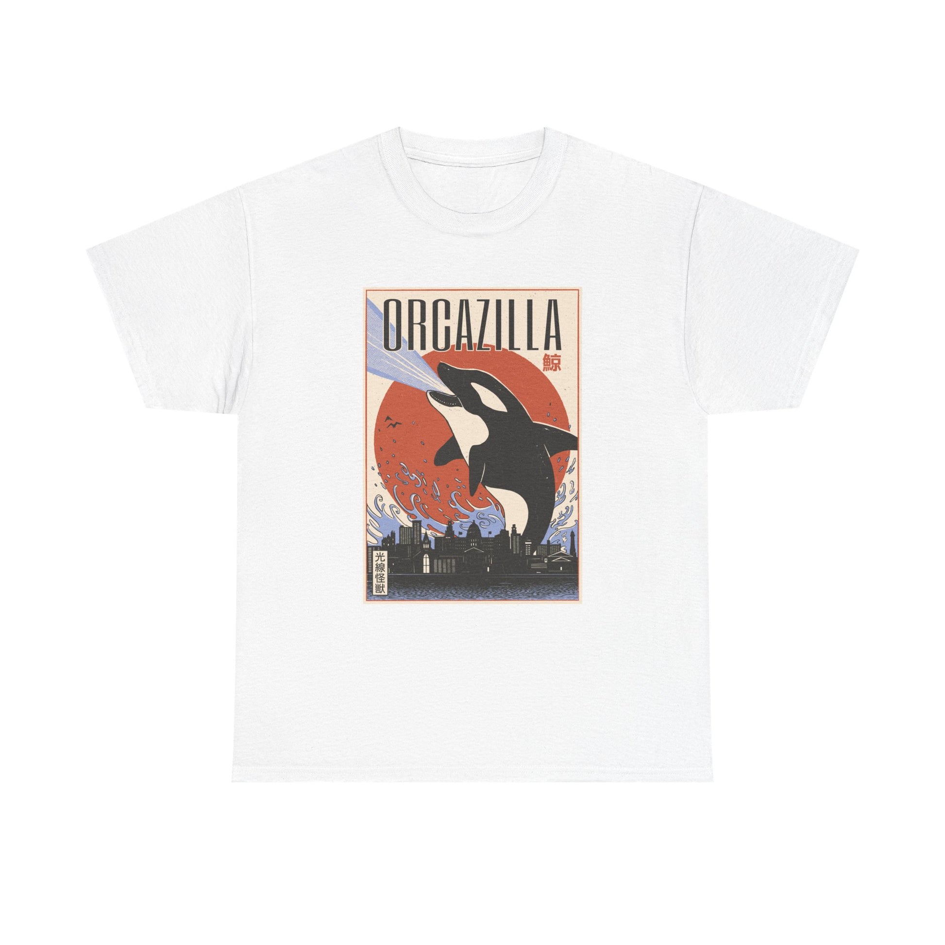 Weißes Shirt mit farbenstarkem Print: Ein Orca im Monsterformat speit Strahlen über die Skyline – Retro-Anlehnung an Godzilla-Poster.