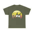 Militärgrünes T-Shirt mit humorvollem Katzenprint: Cartoon-Katze mit Fingerpistole, Vintage-Hintergrund in Sonnenfarben – frech und charmant.