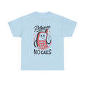 Hellblaues T-Shirt mit Front Print und dem Statement „Please no calls“ im Antisocial-Retro-Stil