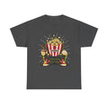 Dunkelgraues T Shirt mit lustigem Kinomotiv: Popcorn Figur mit Cola auf Kinosessel. Auffälliges Cartoon Design für Snack Fans und Cineasten.