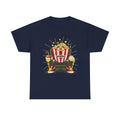 Marineblaues T Shirt mit Cartoon Popcorn Figur in einem grünen Kinosessel. Popcorn explodiert aus dem Kopf, dazu Cola und Nachos. Lustiges Kino Motiv.