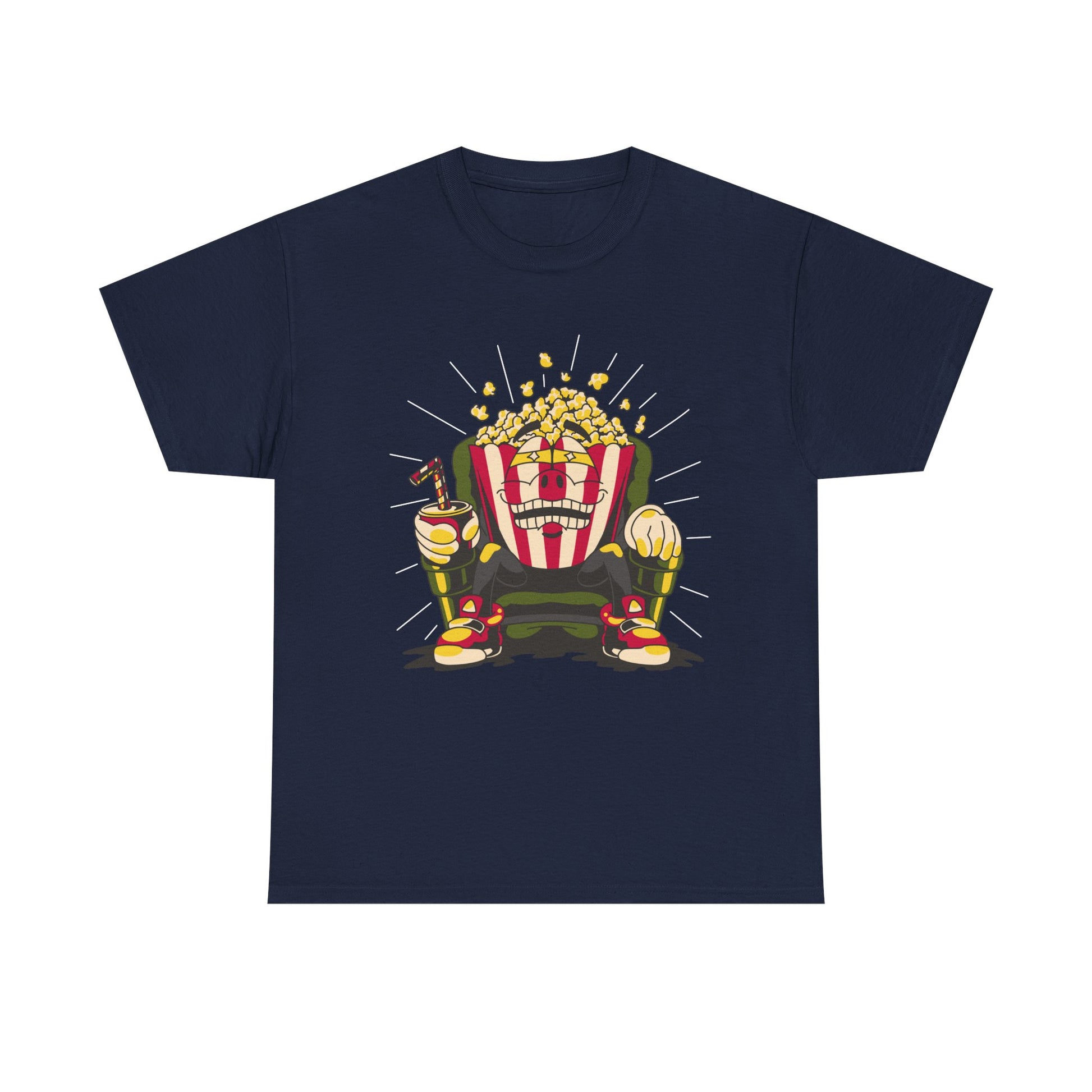 Marineblaues T Shirt mit Cartoon Popcorn Figur in einem grünen Kinosessel. Popcorn explodiert aus dem Kopf, dazu Cola und Nachos. Lustiges Kino Motiv.