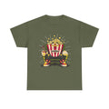 Militärgrünes T Shirt mit spaßigem Kino Design. Eine lebendige Popcorn Figur sitzt auf einem Sessel mit Cola Becher. Ideal für Filmfreunde.