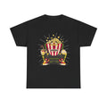 Schwarzes T Shirt mit bunter Comic Illustration einer Popcorn Schale mit Gesicht und Armen, die in einem Kinosessel sitzt. Humorvolles Design für Filmfans und Kino Liebhaber.