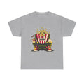 Weißes T Shirt mit lustigem Popcorn Charakter Design. Eine animierte Popcorn Box mit Cola in der Hand sitzt fröhlich in einem Kinosessel. Perfekt für Filmabende.