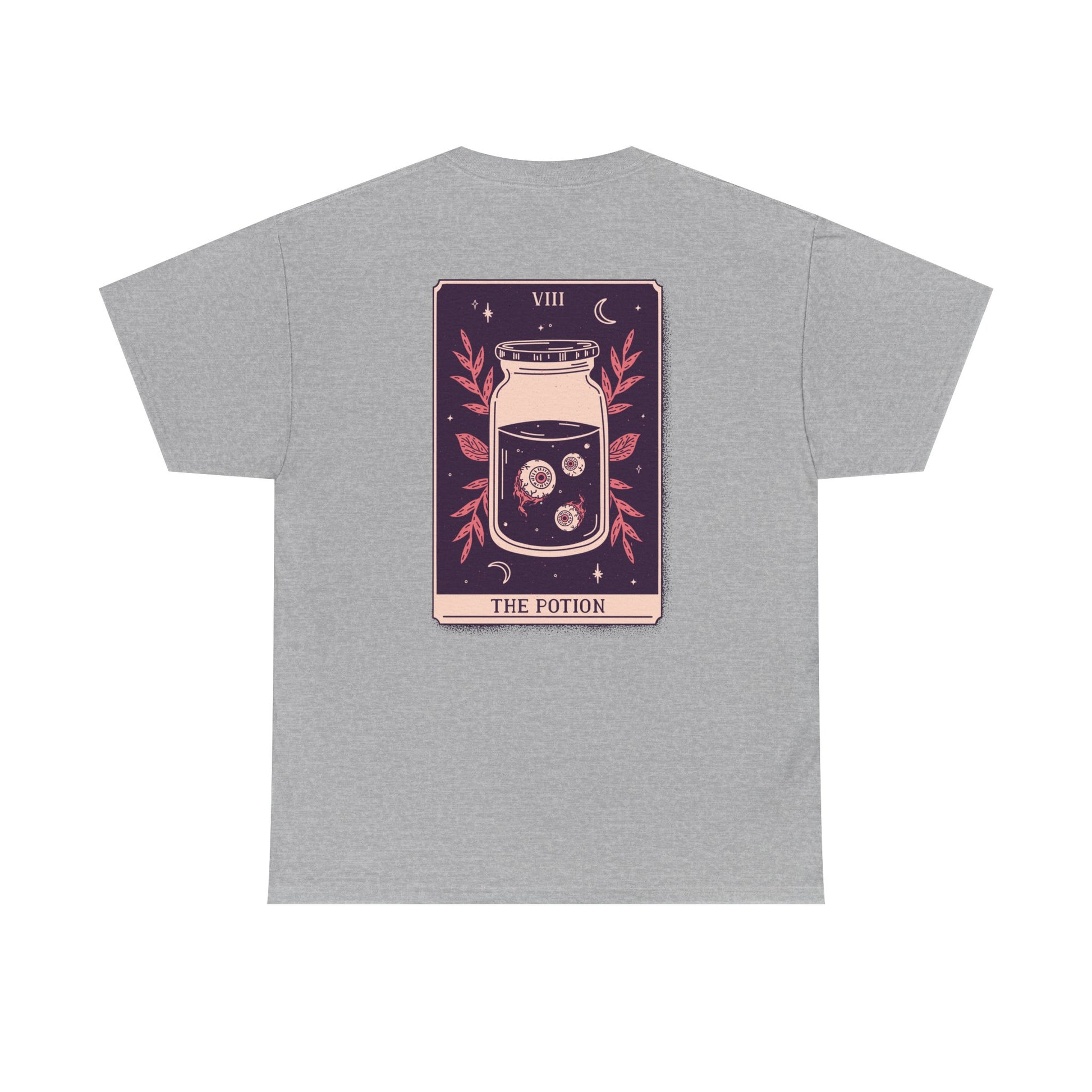 Graues T-Shirt mit Rückseitendruck einer Tarotkarte: Ein Einmachglas gefüllt mit einer okkulten Flüssigkeit, schwebenden Pflanzen und astrologischen Symbolen.