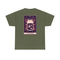 Militärgrünes Shirt mit mystischem Rückendruck: Eine Tarotkarte mit Zaubertrank in einem Glas, umgeben von rosa-violetten Blättern und Sternensymbolen.