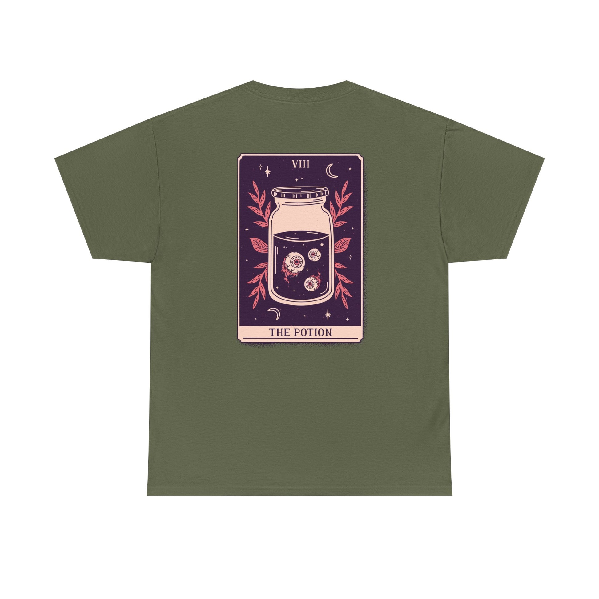Militärgrünes Shirt mit mystischem Rückendruck: Eine Tarotkarte mit Zaubertrank in einem Glas, umgeben von rosa-violetten Blättern und Sternensymbolen.