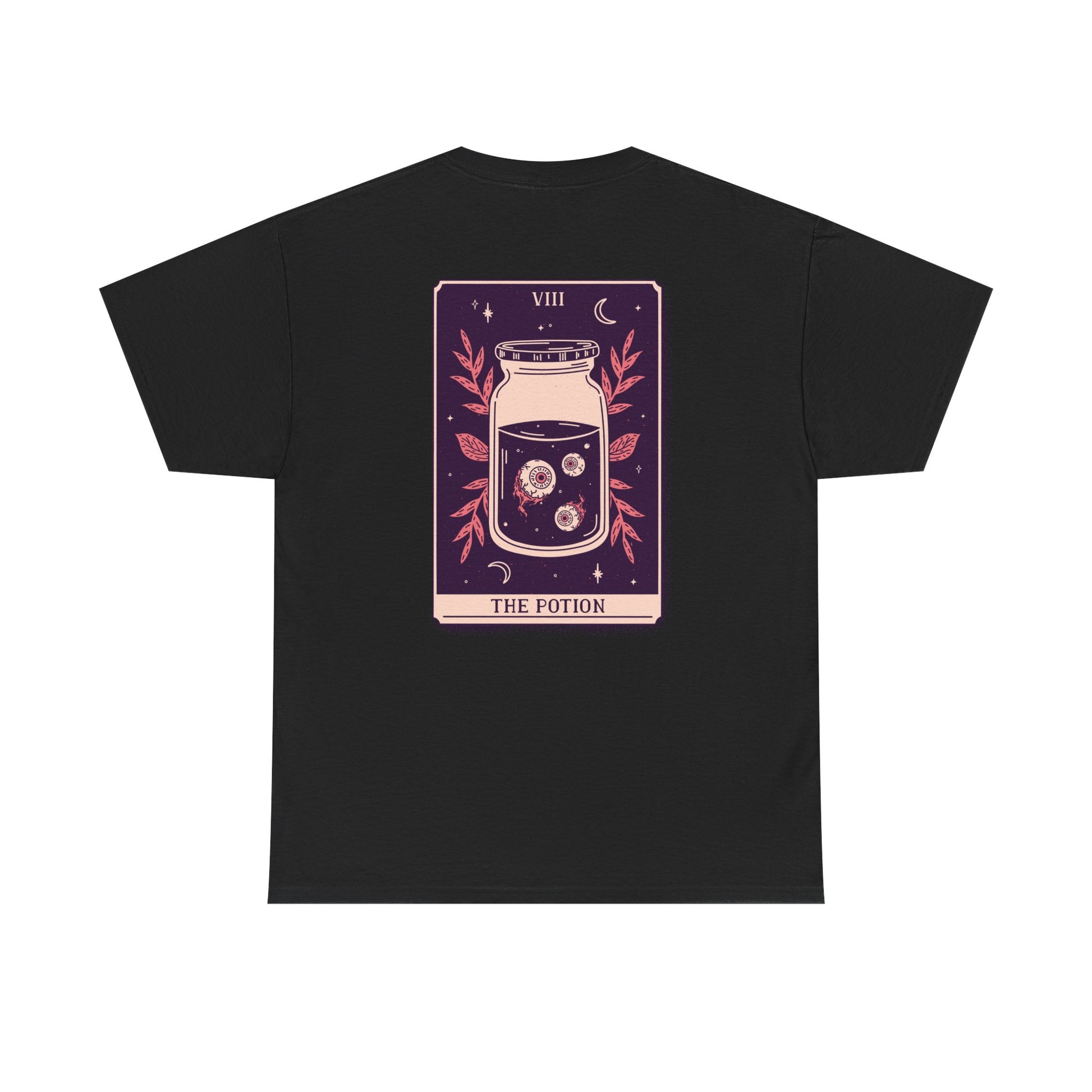 Schwarzes T-Shirt mit Rückendruck einer Tarotkarte: Ein Glas mit magischer Flüssigkeit und schwebenden Augenpflanzen, umgeben von Monden und Blättern.